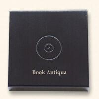 Unter dem Logo auf dem Deckel können Sie einen Namen in einer der 6 Schriftarten eingravieren lassen. Hier ein Beispiel für Book Antiqua.