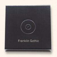 Unter dem Logo auf dem Deckel können Sie einen Namen in einer der 6 Schriftarten eingravieren lassen. Hier ein Beispiel für Franklin Gothic.