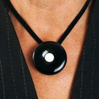 Trauerknopf mit einem Knopf eines Geliebten wird als Anhänger an einem Samtband getragen. Mit loser Verlängerungskette. L= 44-65 cm.